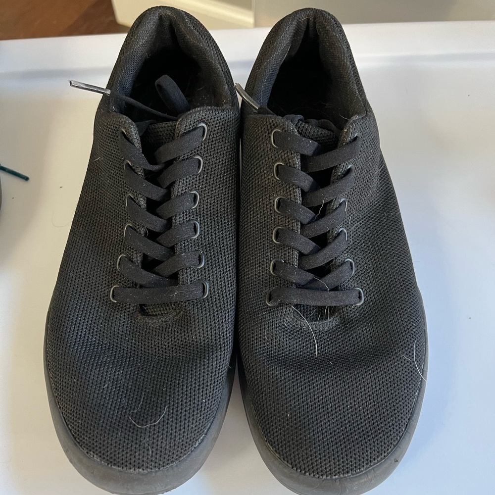 EUC Atoms Black on Black shoe, size 8.75